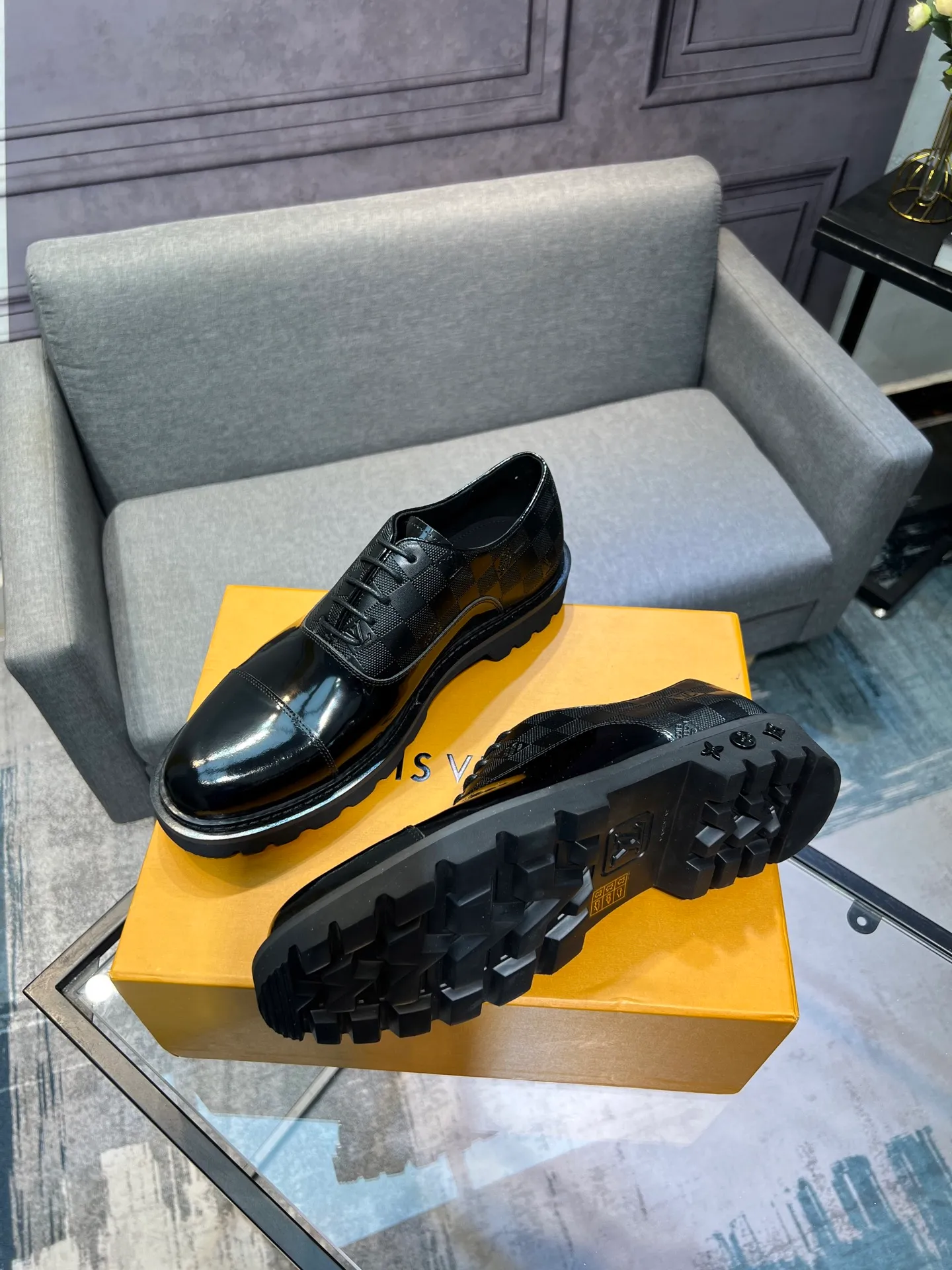 Men's shoes 💰820 [LV] - High-end quality - Upper: 🔝 tumbled cowhide, Nappa cowhide, brand logo sewn on shoe body - Lining: cowhide, foot pads; water-dyed cowhide - Outsole: TPR·rubber foam; two-color molded outsole -Super high quality control·Fine workmanship: highlighted (high-end·luxury·grade) -Size: 39-44 (38 45 can be customized)